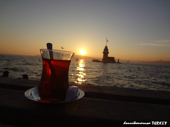 イスタンブールの夕陽とチャイ